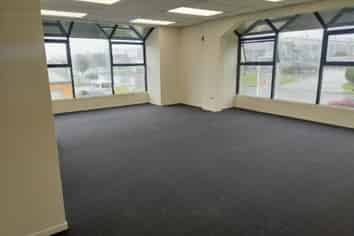 Refurbished 845m2 warehouse, high stud