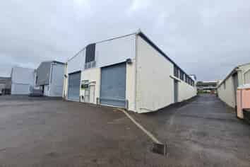 Standalone high-stud warehouse plus office