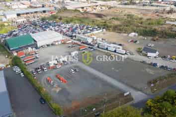 4,500sqm metaled yard with services