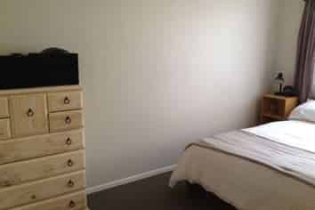 1 Barnfield Place, Glendene