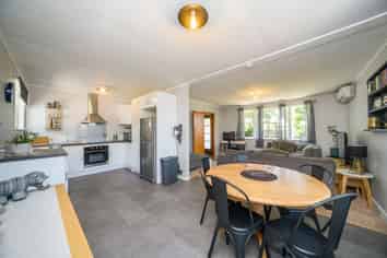 196 Botanical Road, Takaro