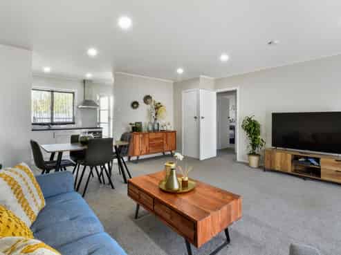 2/24 Robertson Road, Favona