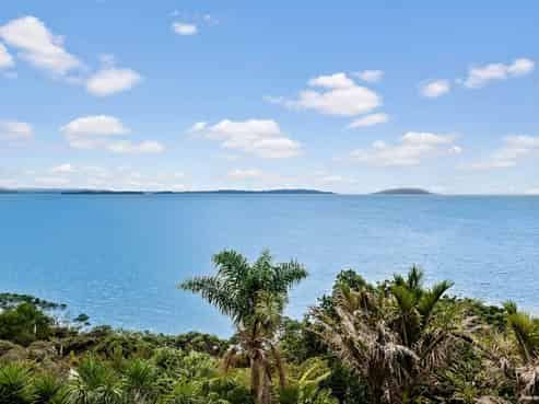 102 Pacific Parade, Army Bay