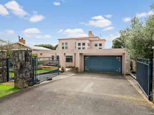 102 Pacific Parade, Army Bay