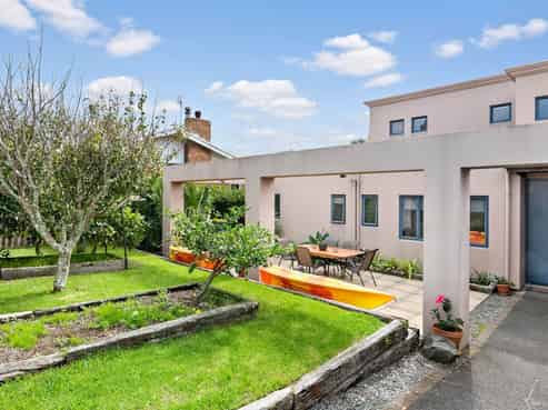 102 Pacific Parade, Army Bay