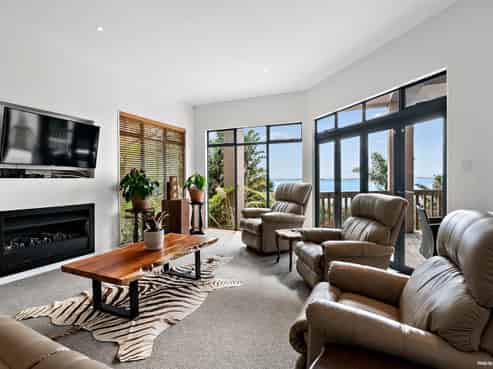 102 Pacific Parade, Army Bay