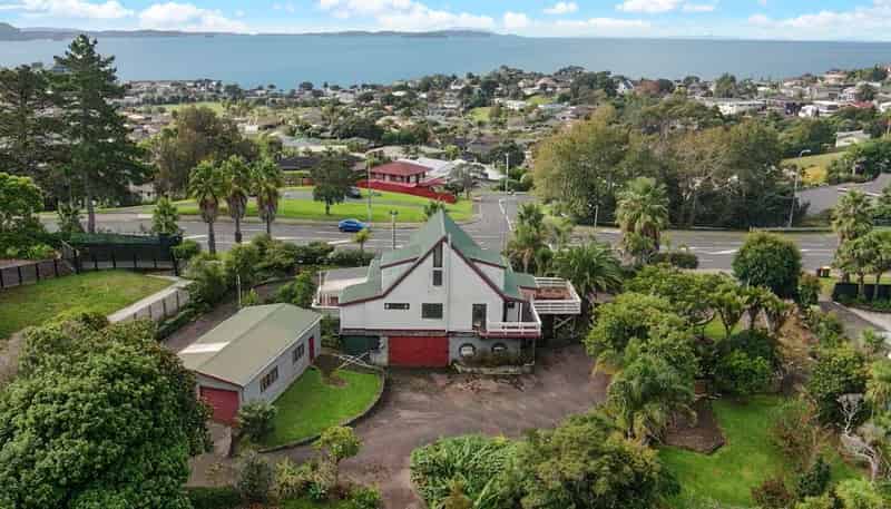 205 Whangaparaoa Road, Red Beach