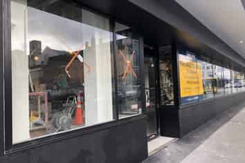 Get noticed! Commercial unit for sale or lease