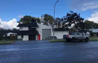 High profile warehouse & showroom 