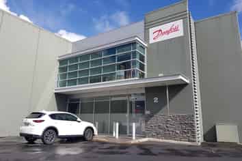 East Tamaki 50/50 split warehouse with showroom/of