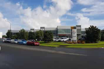 East Tamaki 50/50 split warehouse with showroom/of