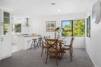 8 Stitchbird Close, Murrays Bay