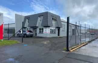 Warehouse with yard - Frankton