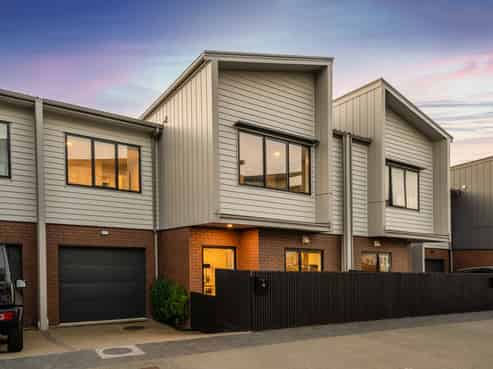 15 Moki Place, Long Bay