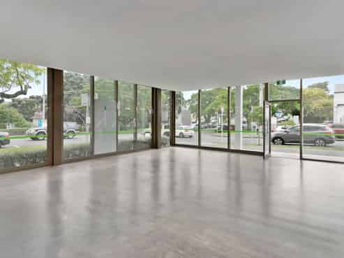 FREEHOLD CORNER SITE - OCCUPY OR INVEST