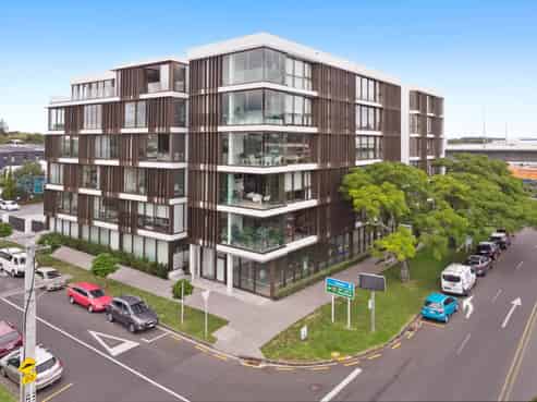 FREEHOLD CORNER SITE - OCCUPY OR INVEST