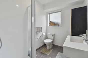 2/33 Kenderdine Road, Manukau