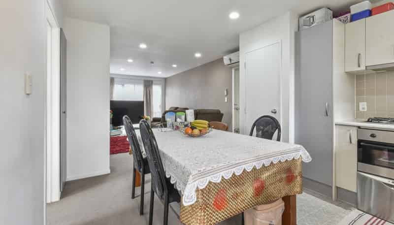 2/33 Kenderdine Road, Manukau