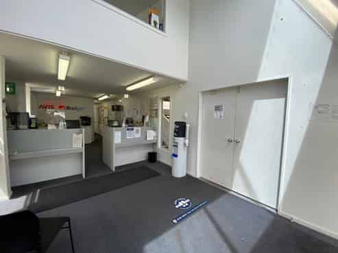 860m2* Warehouse/Office Close To The Airport