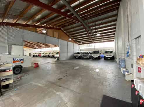 860m2* Warehouse/Office Close To The Airport