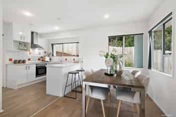 2/54 Stapleford Crescent, Browns Bay