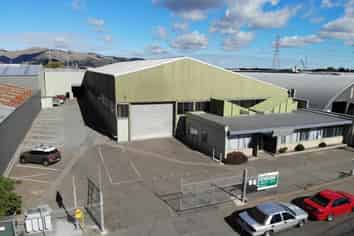 Affordable Warehouse With Gantry Cranes