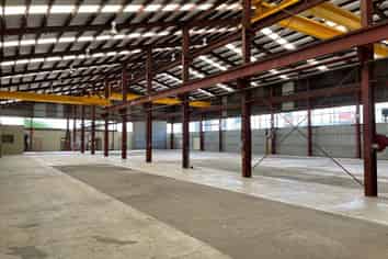Affordable Warehouse With Gantry Cranes