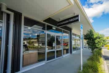 IMMACULATE RETAIL/SHOWROOM SPACE