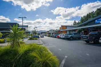 IMMACULATE RETAIL/SHOWROOM SPACE