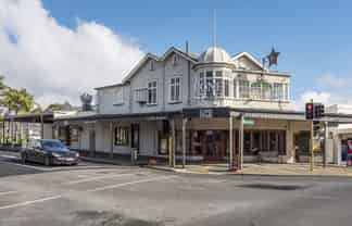 Fully equipped corner site restaurant on Lake Road