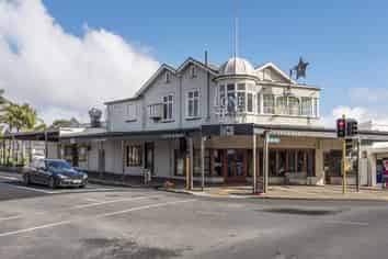 Fully equipped corner site restaurant on Lake Road