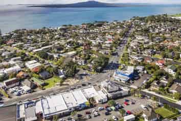 Corner profile on busy Lake Road