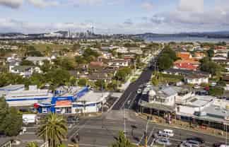 Corner profile on busy Lake Road