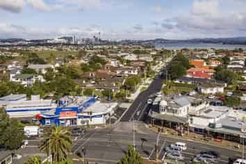 Corner profile on busy Lake Road