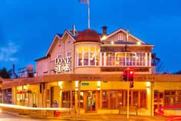 Corner profile on busy Lake Road