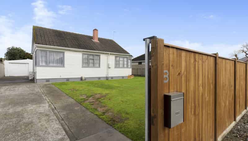 8 Upham Terrace, Roslyn