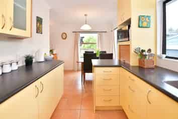 12 St James Avenue, Helensville