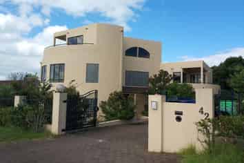 42 CHARLES DICKENS DRIVE, Mellons Bay