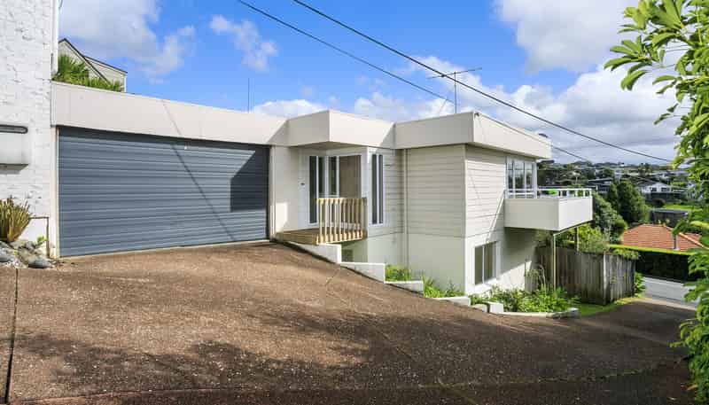 2/901 Beach Road (Front House), Waiake