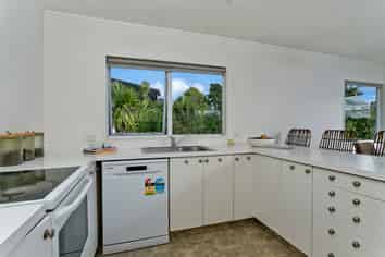2/901 Beach Road (Front House), Waiake