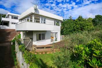 2/901 Beach Road (Front House), Waiake