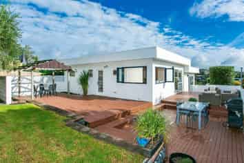 1/901 Beach Road (Rear House), Waiake
