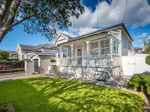 16 Burgess Road, Cheltenham, Devonport