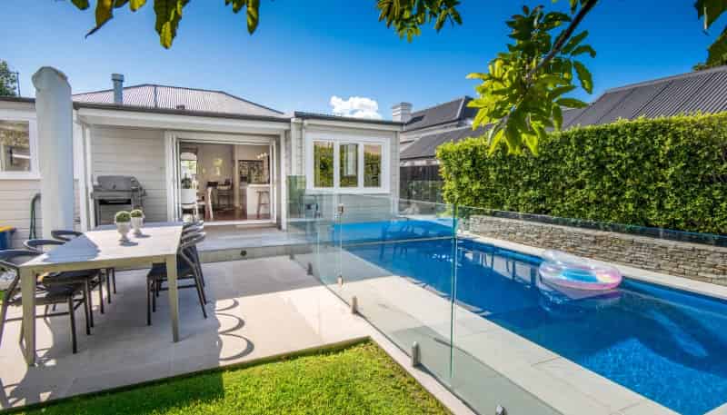 16 Burgess Road, Cheltenham, Devonport