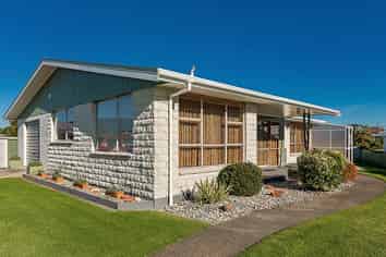 90 Queen Street, Westport