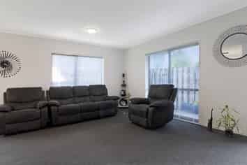 60a Tiroroa Avenue, Te Atatu South