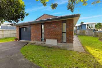 60a Tiroroa Avenue, Te Atatu South