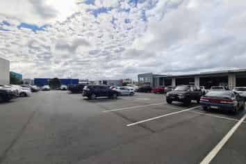 Sealed yard and warehouse with prime frontage