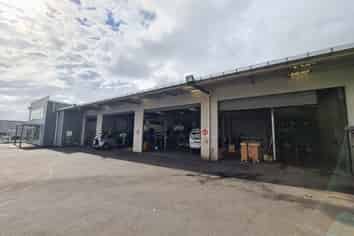 Sealed yard and warehouse with prime frontage