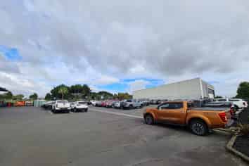 Sealed yard and warehouse with prime frontage